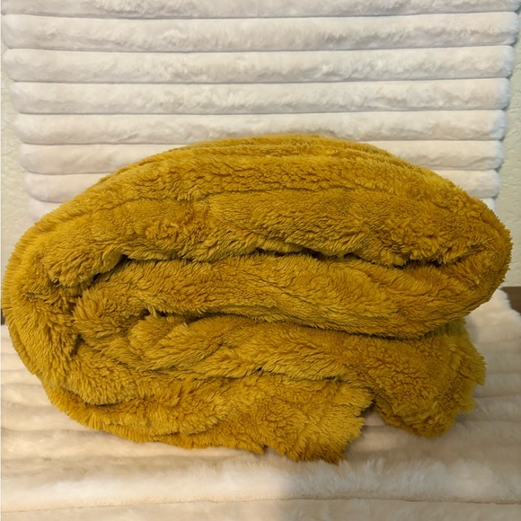 Luxurious Gold Faux Fur Throw Blanket - Picture 1 of 2